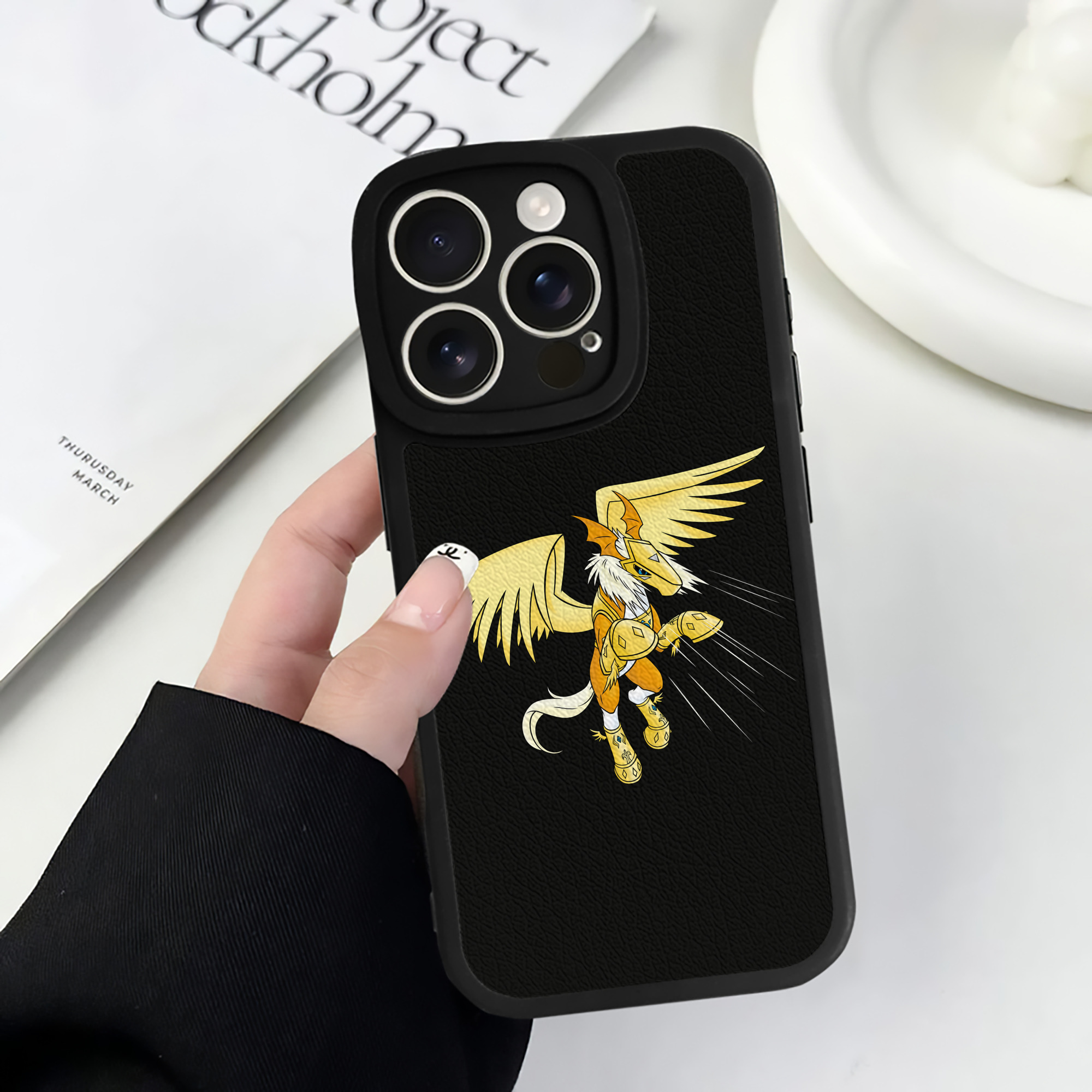 （画像用） Digimon デジタルモンスター/デジモン 【iPhone 16シリーズ対応】シリコンスマホケース（レザー調） 材質：シリコン